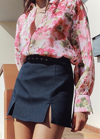 Zara Zara yırtmaçlı ve kemerli şort etek