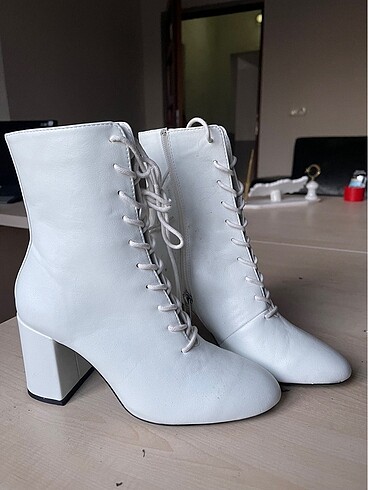 Bershka beyaz bot