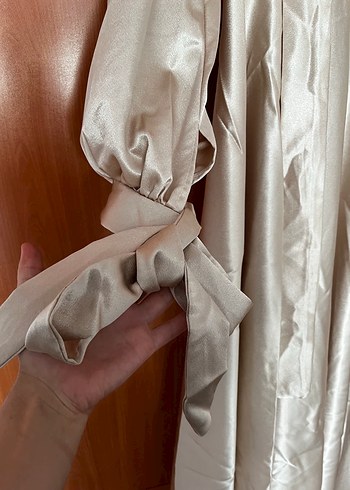 Uzun Kollu Bej Drapeli Tesettür Abiye - Görsel 6