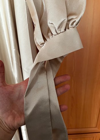 Uzun Kollu Bej Drapeli Tesettür Abiye - Görsel 4