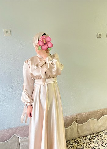 Uzun Kollu Bej Drapeli Tesettür Abiye - Görsel 2