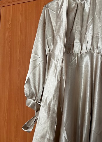 Uzun Kollu Bej Drapeli Tesettür Abiye - Görsel 5