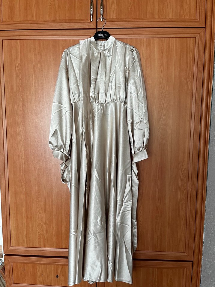 Uzun Kollu Bej Drapeli Tesettür Abiye - Görsel 3