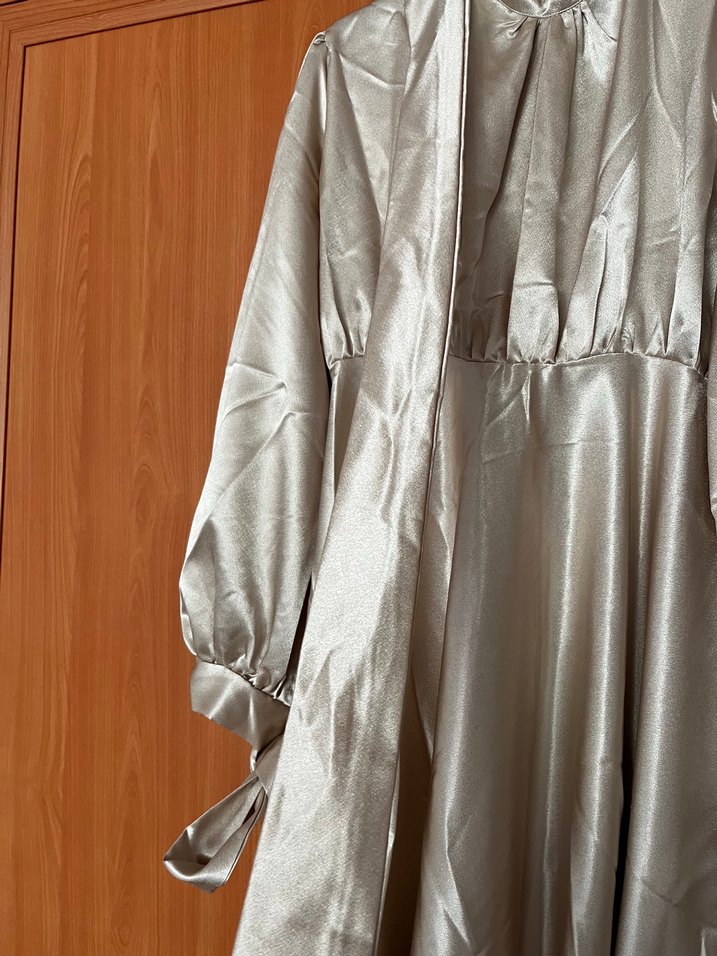 Uzun Kollu Bej Drapeli Tesettür Abiye - Görsel 5