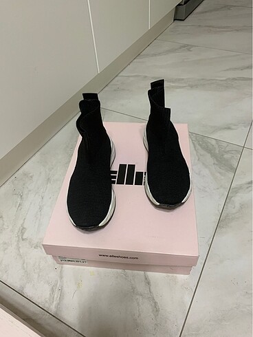 Elle az giyilmiş sneaker