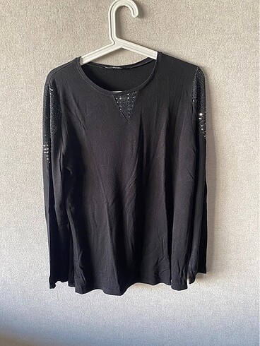 Wear on limralı siyah pullu bluz