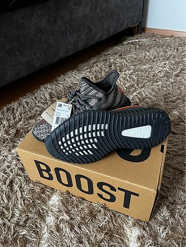 Adidas Adidas Yeezy Boost 350 V2 Carbon Beluga