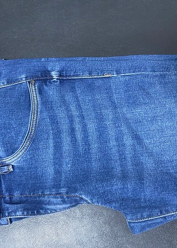 Parlak Mavi Kemerli Kadın Kot Pantolon