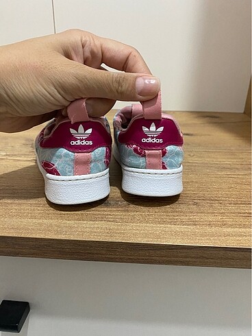 22 Beden çeşitli Renk Adidas ayakkabı