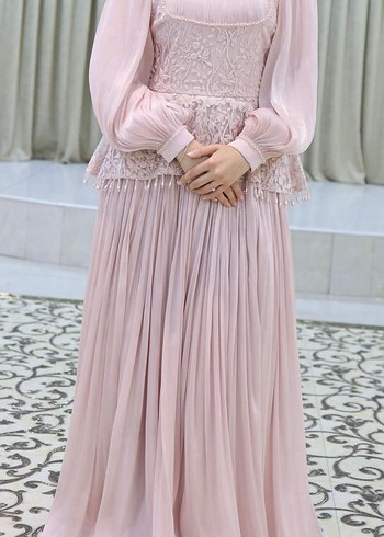 Pembe Piliseli Nakışlı Uzun Abiye Elbise