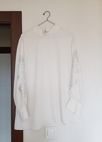 Beyaz gömlek setrems marka iki kez giyinilmistir kaliteli kumaşt