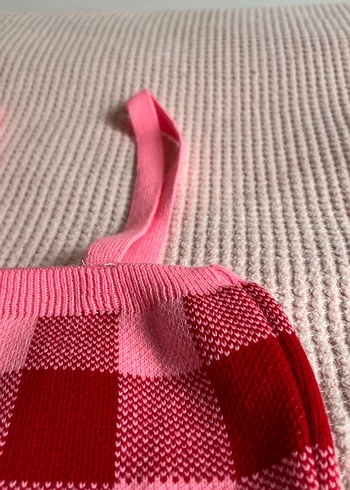 Pembe Kareli Örgü Askılı crop top - Görsel 2