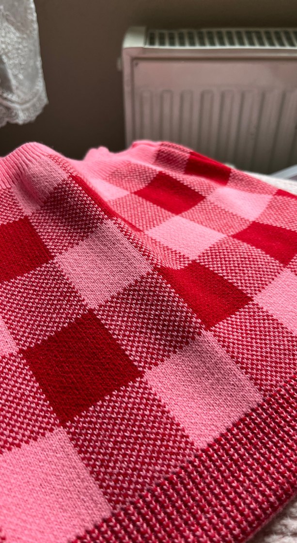 Pembe Kareli Örgü Askılı crop top - Görsel 5