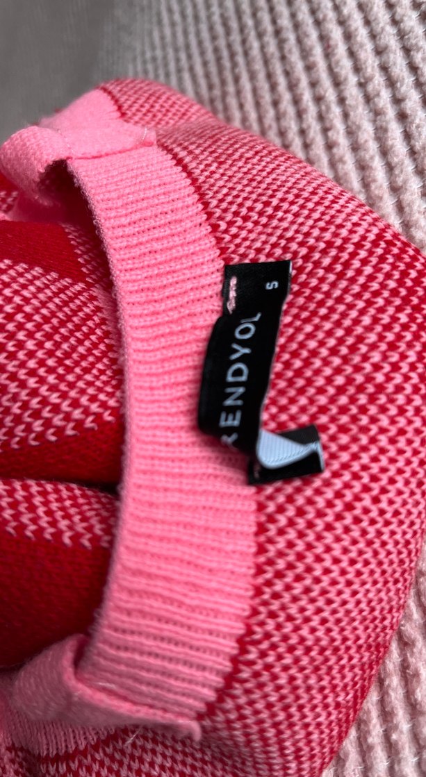 Pembe Kareli Örgü Askılı crop top - Görsel 4