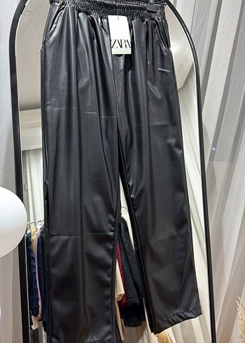 Zara Siyah Deri Gorunumlu Rahat Pantolon
