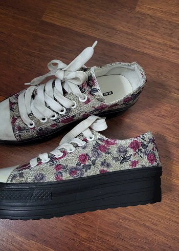 Converse Çiçek Desenli Platform Bağcıklı Spor Ayakkabı