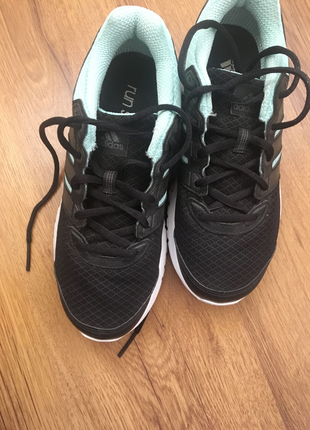 Adidas Etiketi Yok fakat sporcular olarak fotoğraf çektirmek için bir k