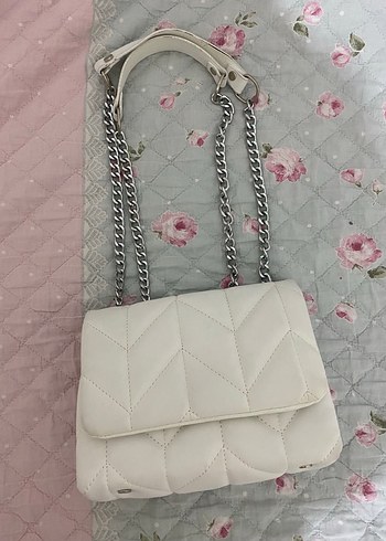 Zincir Detaylı Beyaz Nakışlı Kadın Çanta