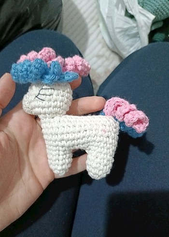 Renkli El Yapımı Tığ İşi Beyaz Kedi Oyuncak - Görsel 2