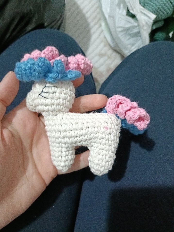 Renkli El Yapımı Tığ İşi Beyaz Kedi Oyuncak - Görsel 2