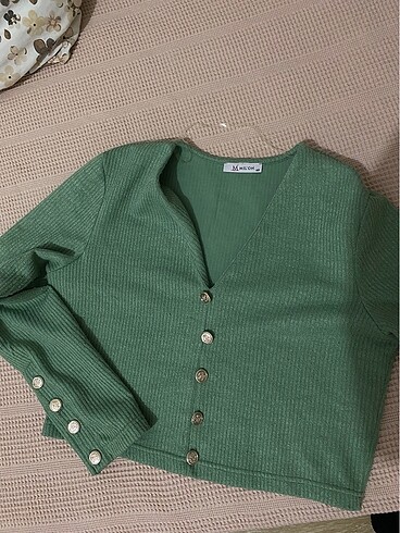 çağla yeşili düğme detaylı bluz