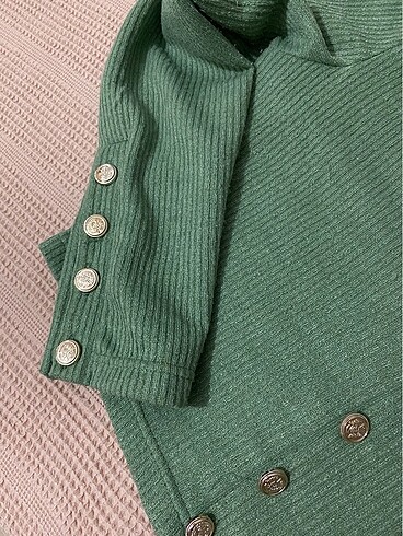 Diğer çağla yeşili düğme detaylı bluz