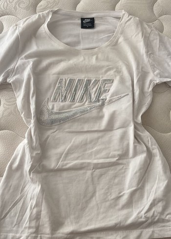 Nike Beyaz Kisa Kollu Tisort