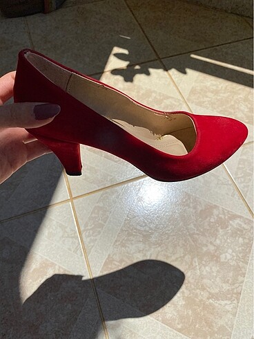 kırmızı topuklu ayakkabı