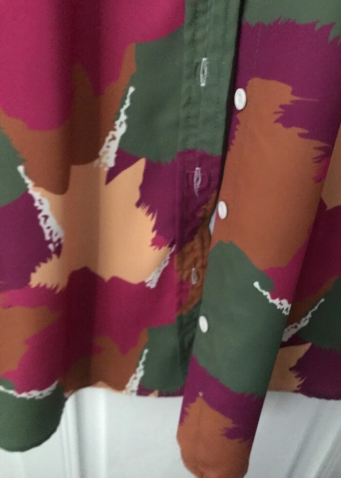 Yeşilli pembeli sarılı gömlek - Görsel 3