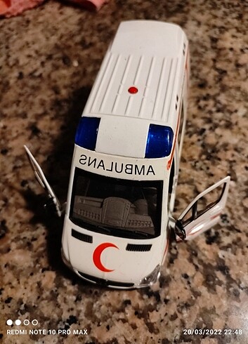 1.32 Ölçek Mercedes Ambulans