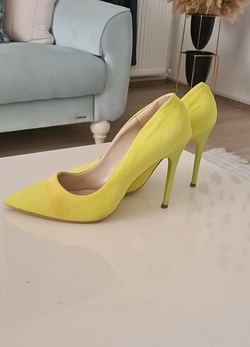 Sarı stiletto 