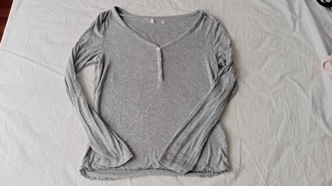 Gri V Yaka Düğmeli Uzun Kollu Kadın Kazak - Görsel 2