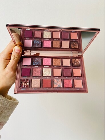 Huda Beauty Far paleti