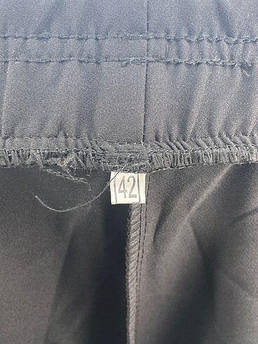 42 Beden siyah Renk Diğer Kumaş Pantolon %70 İndirimli.
