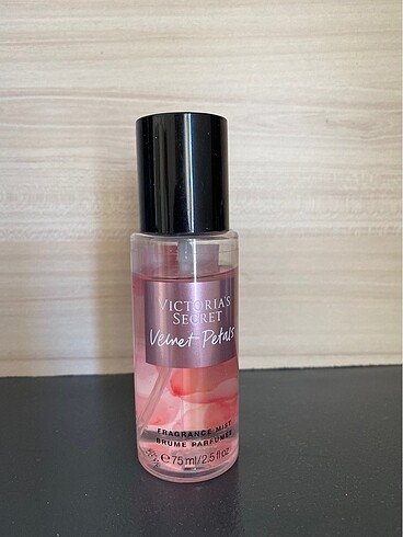 Victoria's Secret Velvet Petals Vücut Spreyi