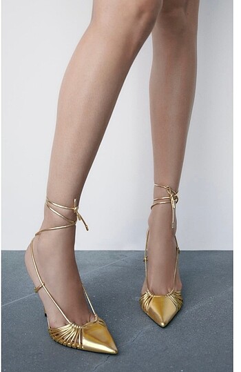 Zara yeni sezon yeni etiketli altın rengi çok şık ayakkabı