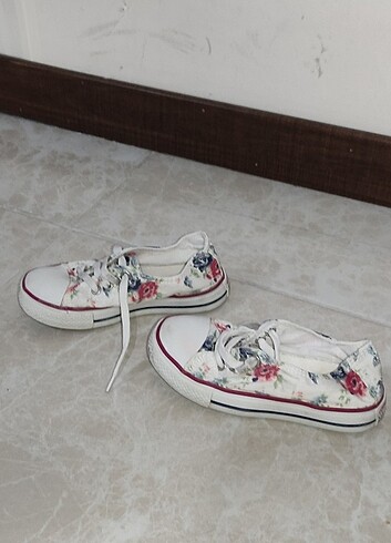 28 numara kız Converse 