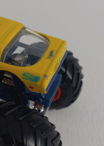 Beden Barbie Corvette canavar kamyon