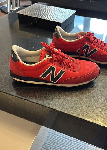 New Balance Kırmızı Spor Ayakkabı.