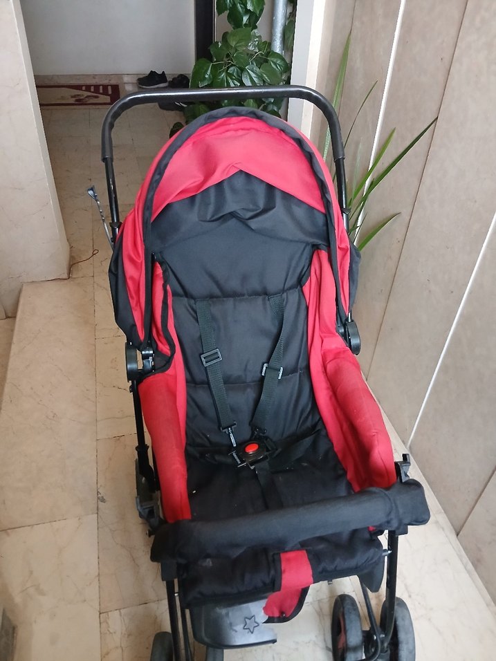 Kırmızı Bebek Arabası - Görsel 4