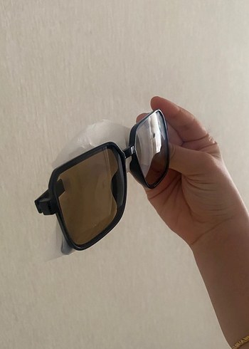 Şeffaf Çerçeveli Minimalist Kadın Güneş Gözlüğü