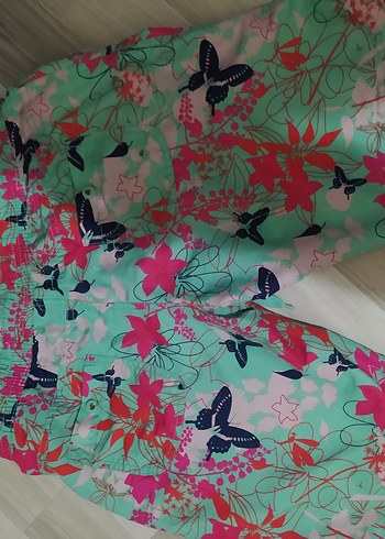 Turkuaz Renkli Çiçek Desenli Kadın Bermuda Şort - Görsel 2