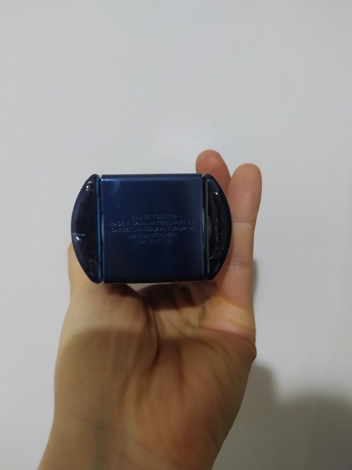 Minimalist Mavi Parfüm Şişesi - Görsel 2