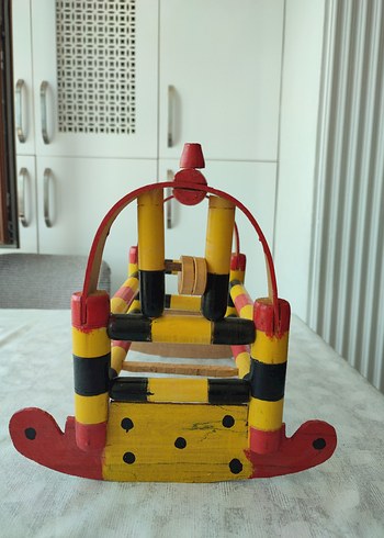 Oyuncak bebek beşiği