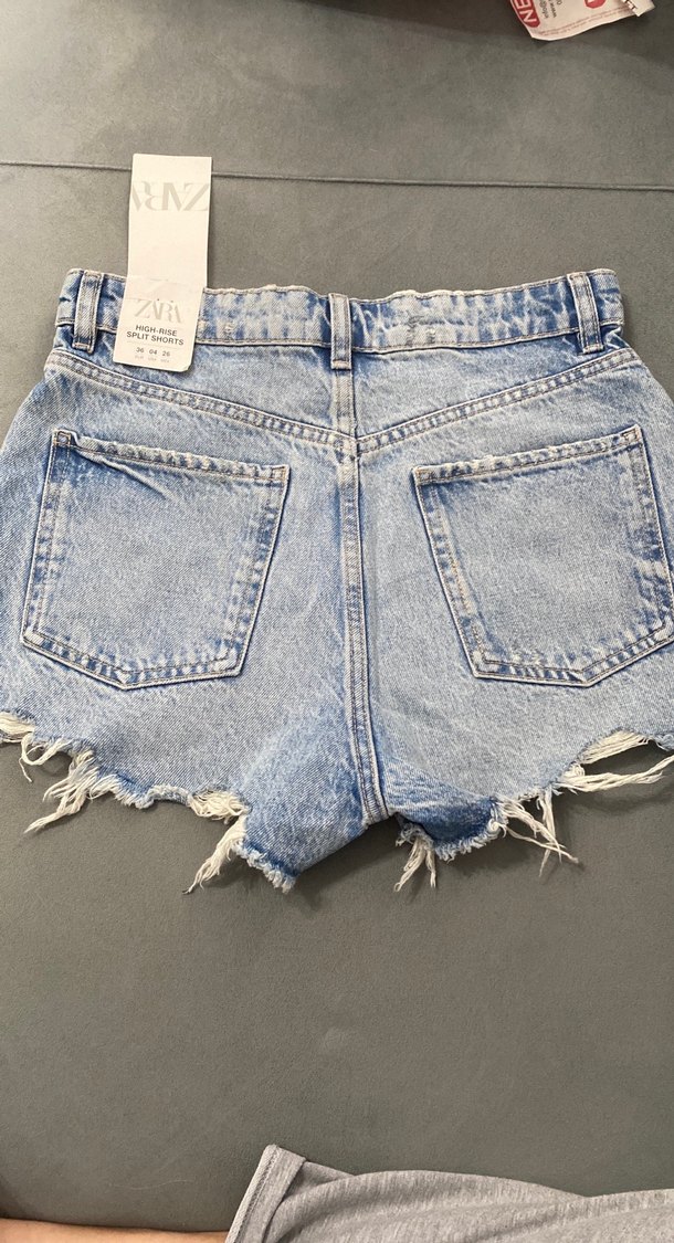 Gri Mavi Yırtık Mini Denim Şort - Görsel 2