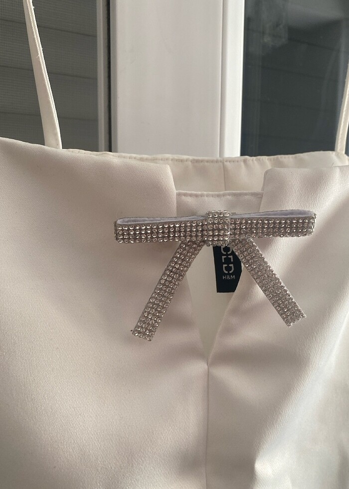 H&M taşlı fiyonklu üst - Görsel 2