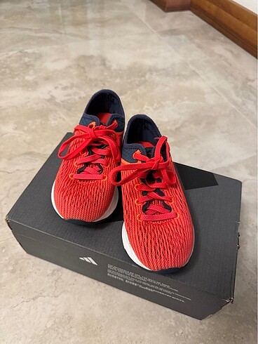 28 Beden kırmızı Renk New balance Çocuk spor ayakkabısı