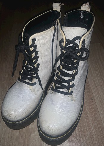 Beyaz Bağcıklı Yüksek Topuklu Punk Botlar