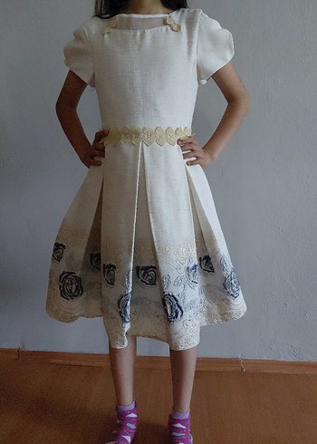 Kız Çocuk Beyaz İşlemeli Pilili Elbise
