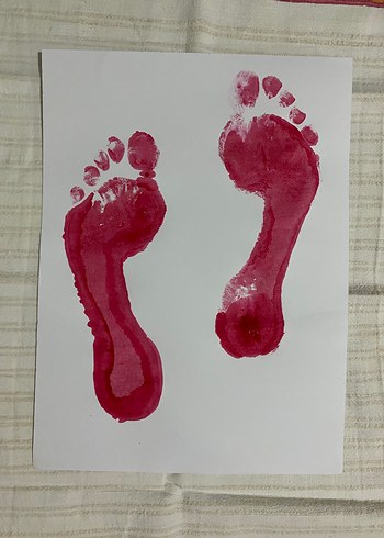Beden Kırmızı Ayak İzi Tablosu 36.5 25x35cm